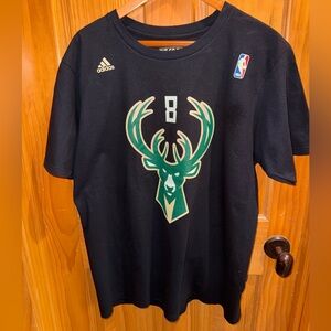 MILKWAUKEE BUCKS official Dellavedova 8 NBA tee - size large
